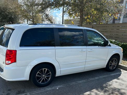 Used 2017 Dodge Grand Caravan SXT FWD image 8