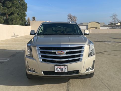 Used 2016 Cadillac Escalade Premium image 2