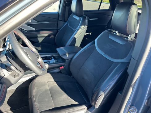 Used 2025 Ford Explorer ST image 4