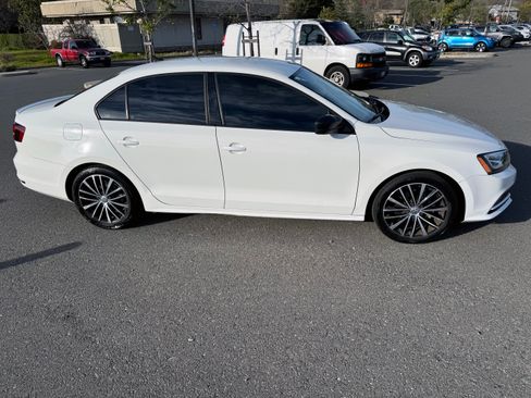 Used 2016 Volkswagen Jetta Sport w/ Lighting Package image 5