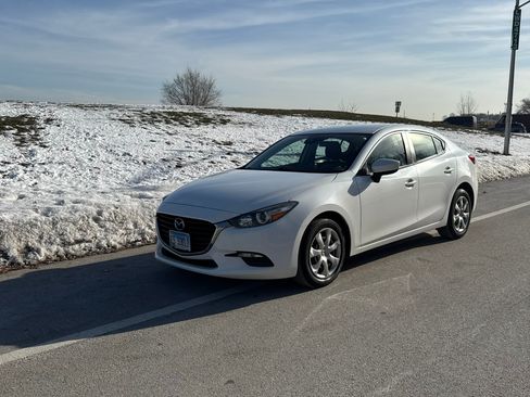 Used 2018 MAZDA MAZDA3 Sport image 2