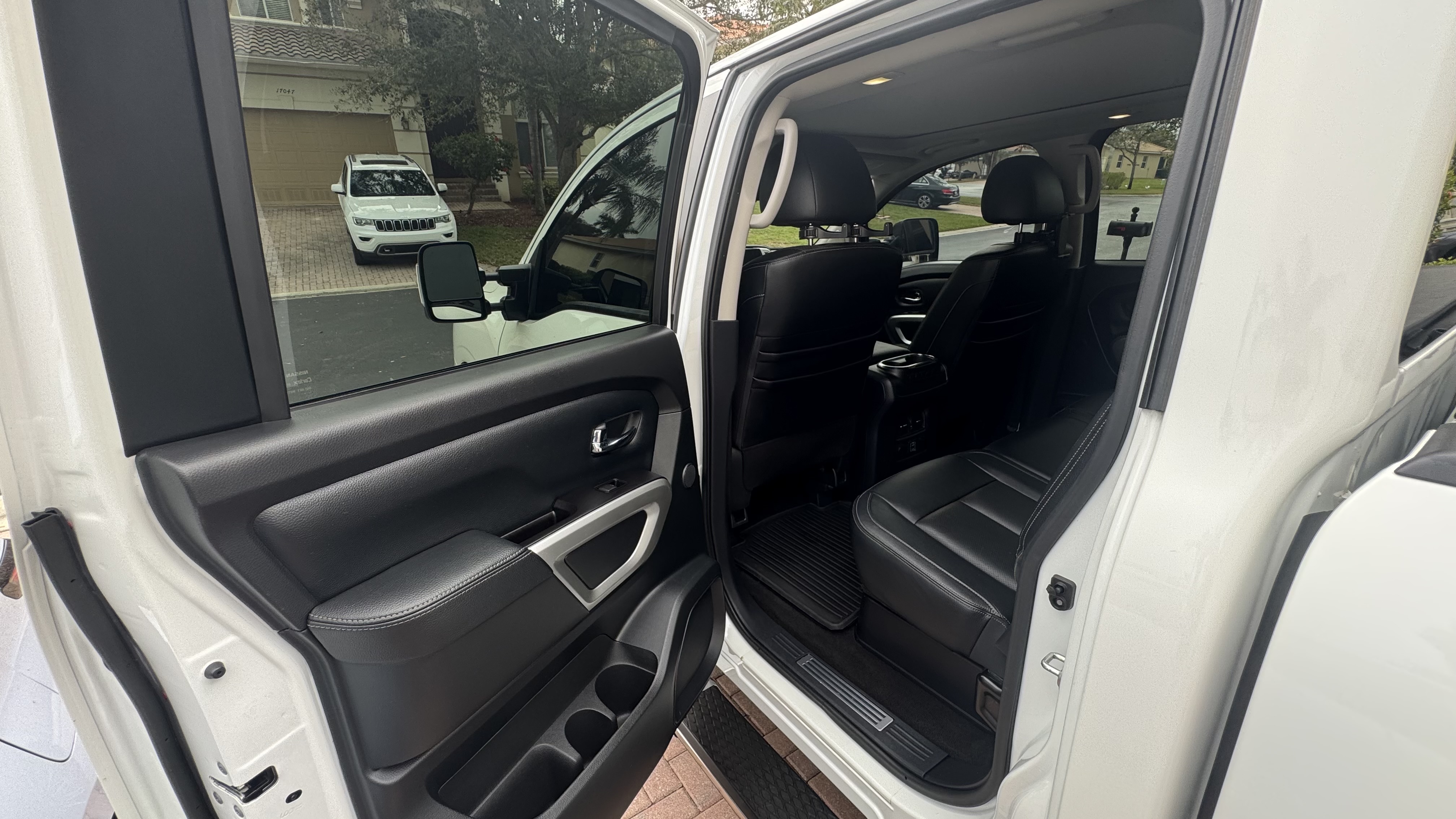 Used 2020 Nissan Titan SL w/ Moonroof Package AWD/4WD image 23