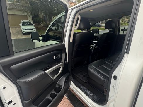 Used 2020 Nissan Titan SL w/ Moonroof Package AWD/4WD image 23