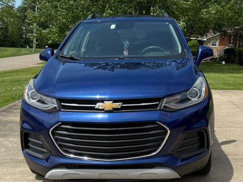 Used 2017 Chevrolet Trax LT w/ LT Convenience Package AWD/4WD image 2