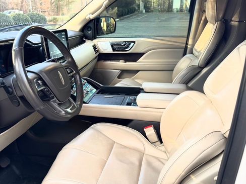 Used 2019 Lincoln Navigator Reserve image 10