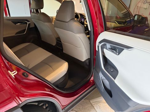 Used 2020 Toyota RAV4 Limited image 13