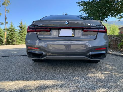 Used 2022 BMW 750i xDrive w/ Executive Package AWD/4WD image 9