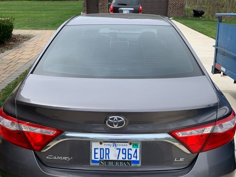 Used 2016 Toyota Camry LE image 3