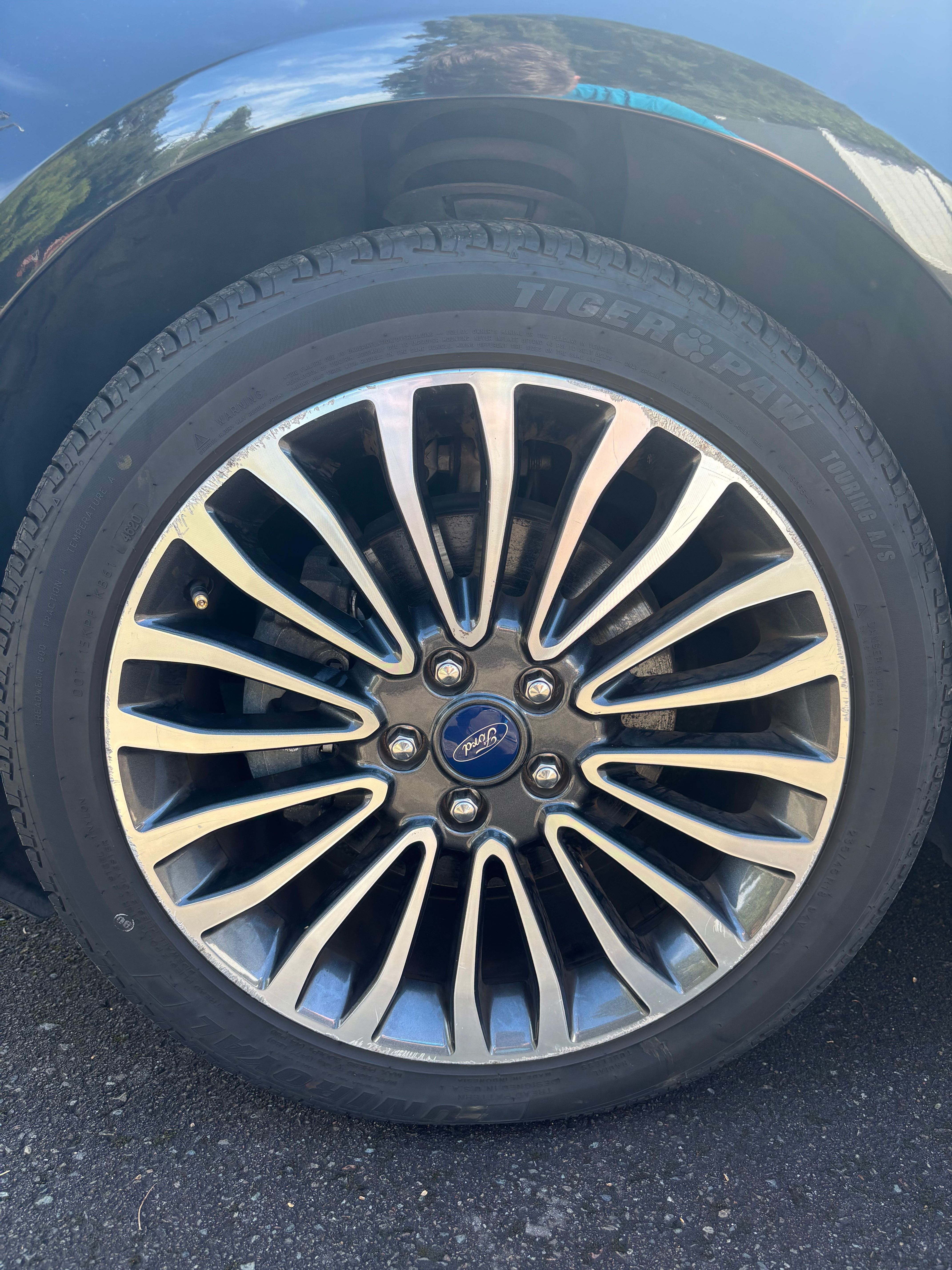 Used 2017 Ford Fusion SE FWD image 2