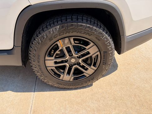 Used 2026 Rivian R1T Premium image 22