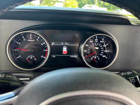 Used 2022 Kia Carnival LX FWD image 8