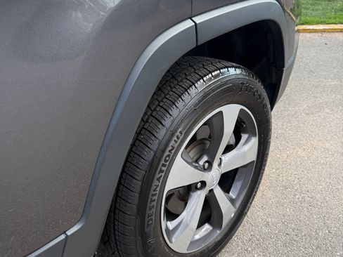 Used 2019 Jeep Cherokee Limited AWD/4WD image 8