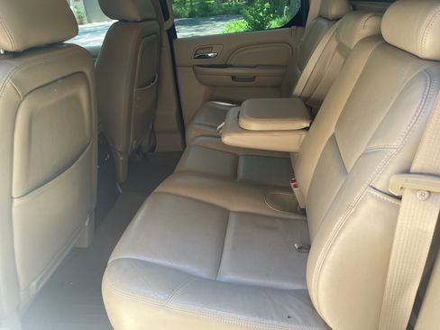 Used 2011 Cadillac Escalade EXT Luxury AWD/4WD image 23