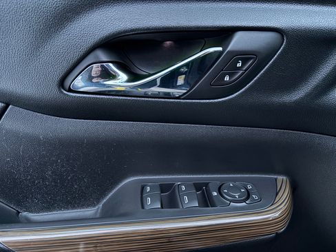 Used 2018 GMC Acadia SLE image 29