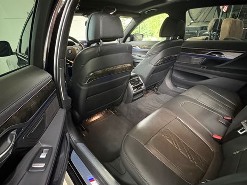 Used 2019 BMW 750i w/ M Sport Package RWD image 8
