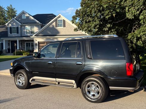 Used 1998 Lincoln Navigator 4WD image 1