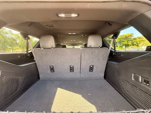 Used 2024 GMC Yukon XL Denali w/ Advanced Technology Package RWD image 16