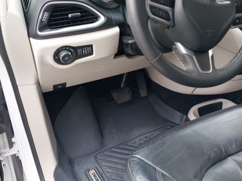 Used 2022 Chrysler Pacifica Touring-L image 15