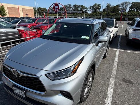 Used 2021 Toyota Highlander Platinum AWD/4WD image 1