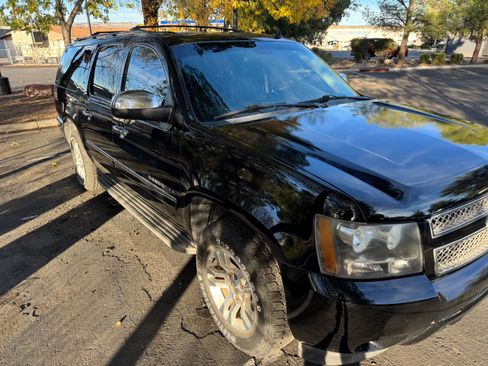 Used 2014 Chevrolet Suburban LTZ image 2