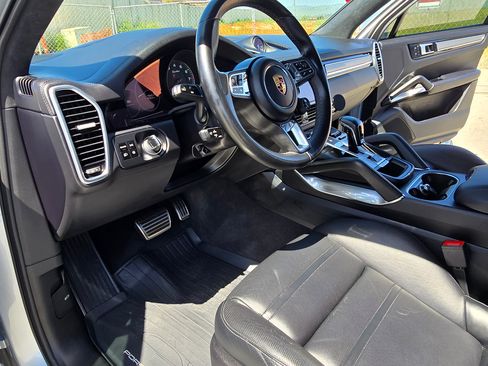 Used 2019 Porsche Cayenne Turbo image 8