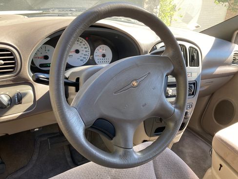 Used 2003 Chrysler Voyager LX image 10