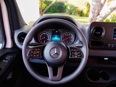 Used 2023 Mercedes-Benz Sprinter 2500 image 18