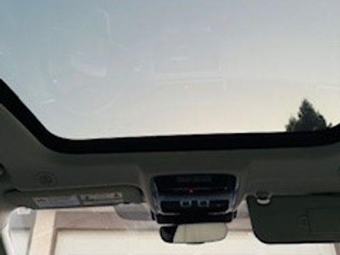 Used 2022 Land Rover Range Rover Velar R-Dynamic S image 5