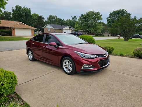 Used 2016 Chevrolet Cruze LT w/ Sun And Sound Package image 10