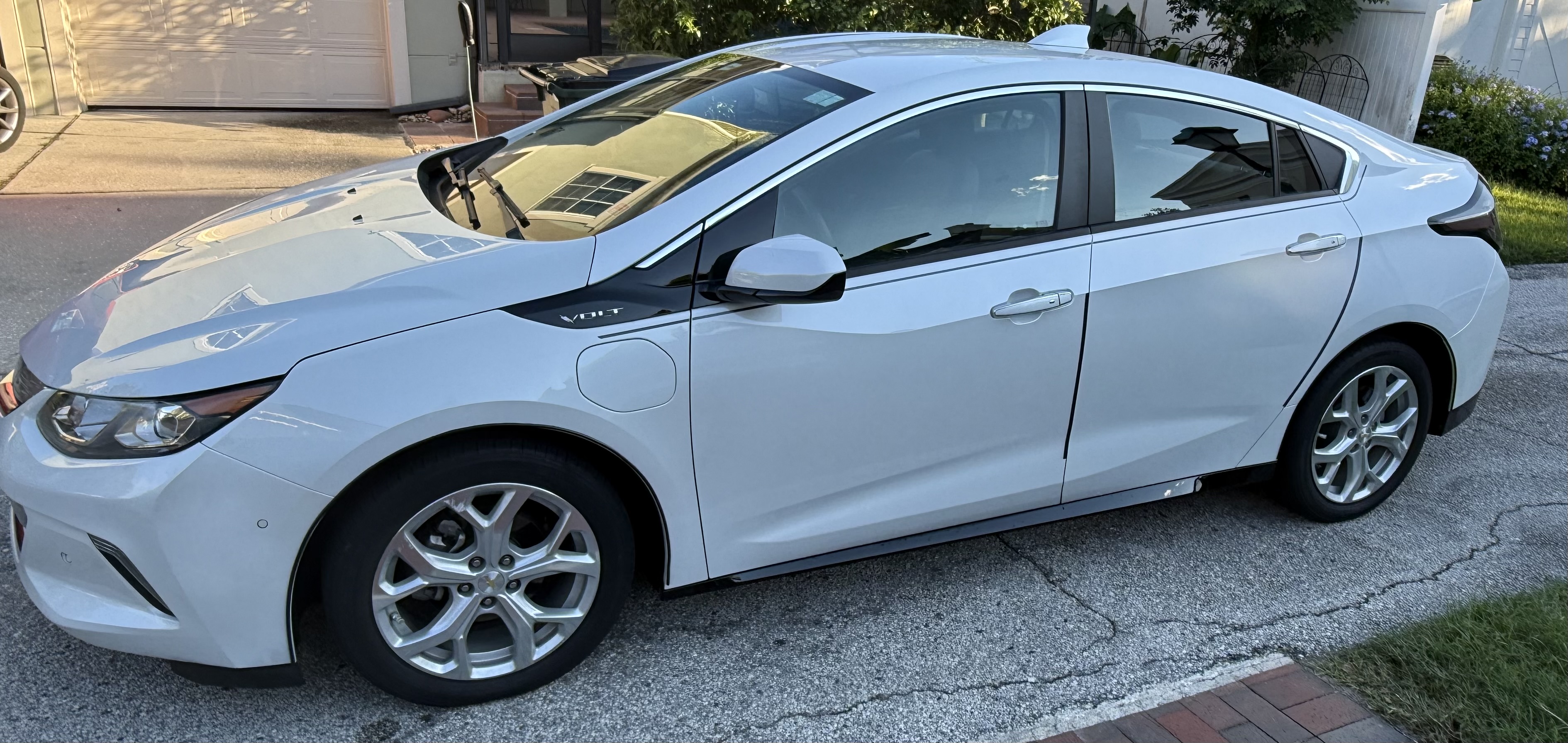 Used 2017 Chevrolet Volt Premier w/ Driver Confidence II Package FWD image 1