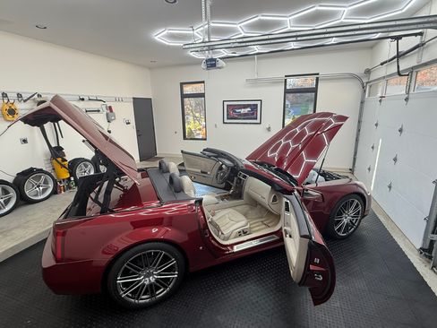 Used 2006 Cadillac XLR V image 2