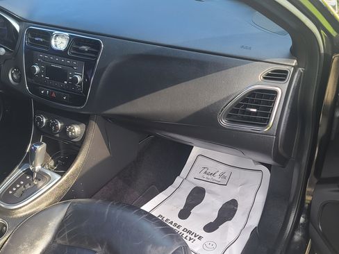 Used 2013 Chrysler 200 Limited image 9