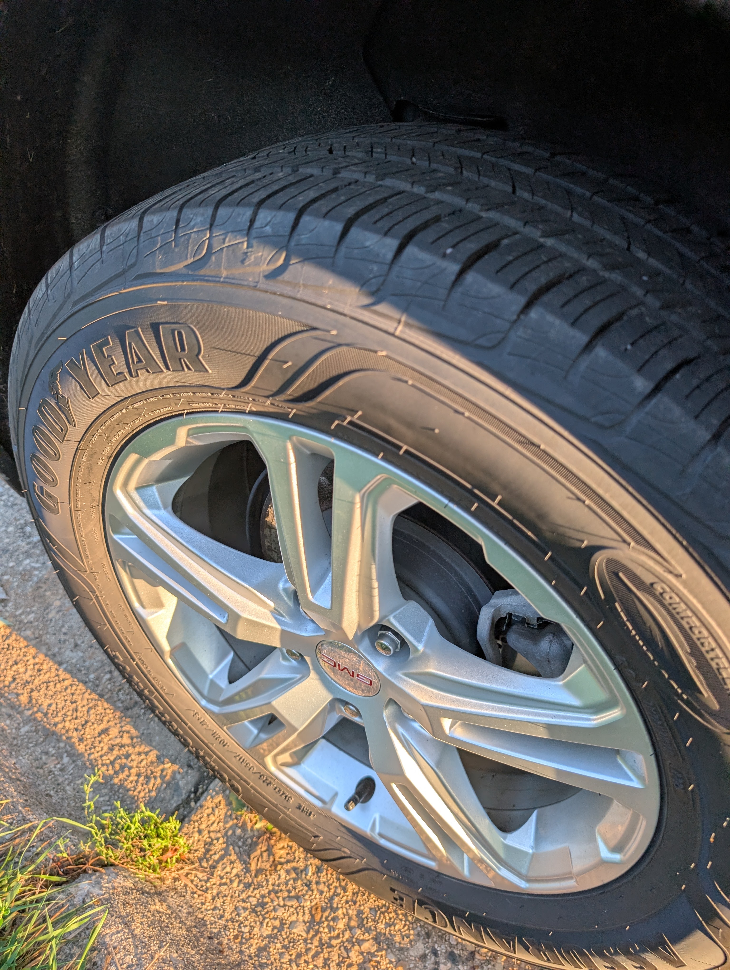 Used 2019 GMC Terrain SLE w/ LPO, Floor Liner Package FWD image 2