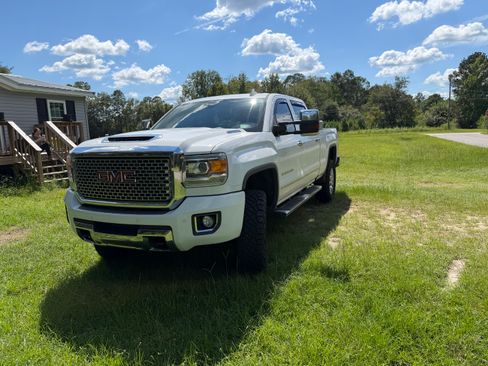 Used 2017 GMC Sierra 2500 Denali w/ Duramax Plus Package AWD/4WD image 2