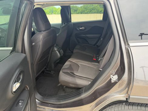 Used 2015 Jeep Cherokee Latitude FWD image 10