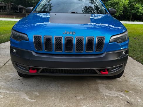 Used 2019 Jeep Cherokee Trailhawk w/ Cold Weather Group AWD/4WD image 1