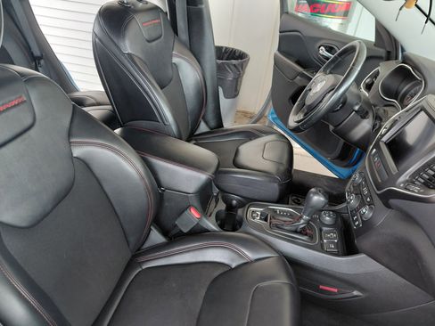 Used 2019 Jeep Cherokee Trailhawk w/ Cold Weather Group image 19