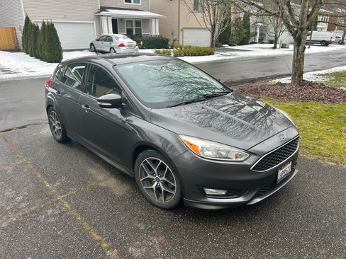 Used 2016 Ford Focus SE w/ SE Sport Package image 4