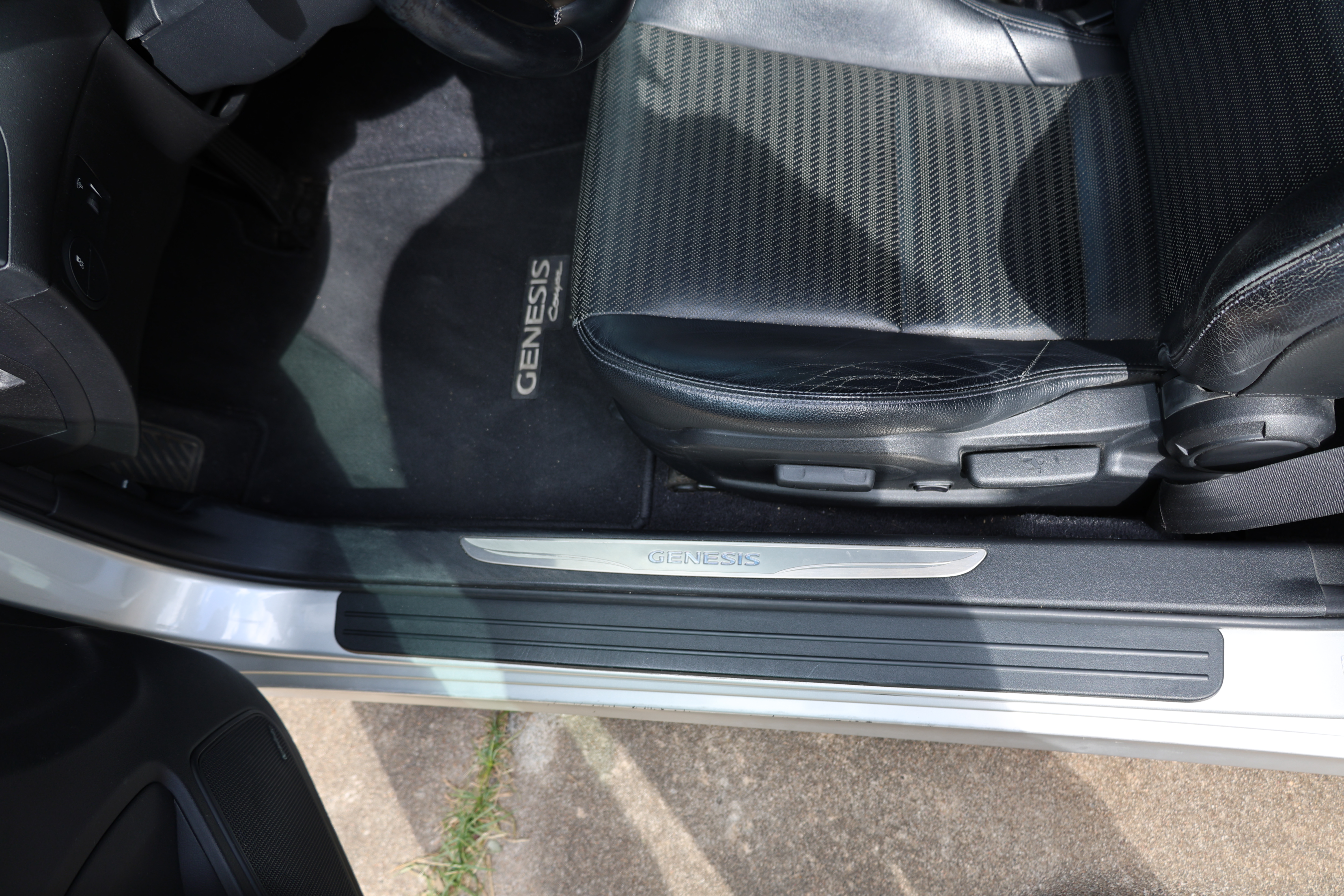 Used 2013 Hyundai Genesis 3.8 RWD image 25