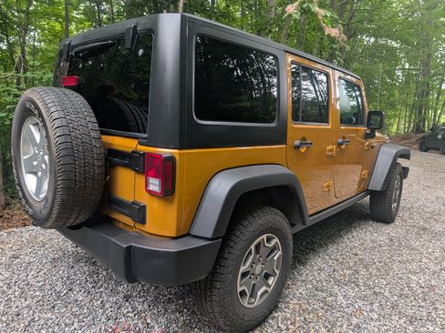Used 2014 Jeep Wrangler Unlimited Rubicon w/ Connectivity Group AWD/4WD image 5