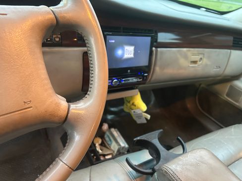 Used 1995 Cadillac De Ville Sedan FWD image 9