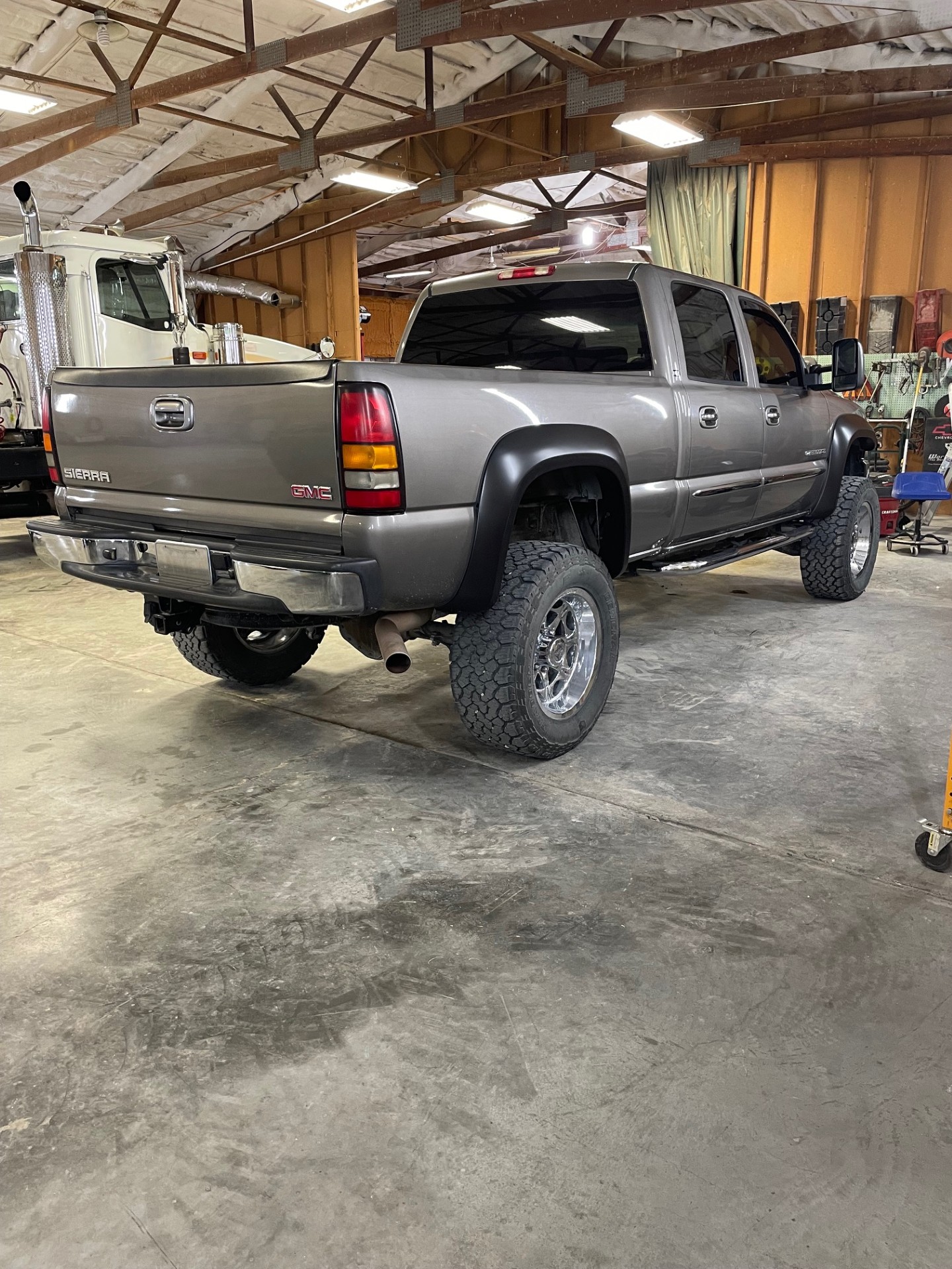 Used 2006 GMC Sierra 2500 SLT w/ Onstar Plus Package AWD/4WD image 4