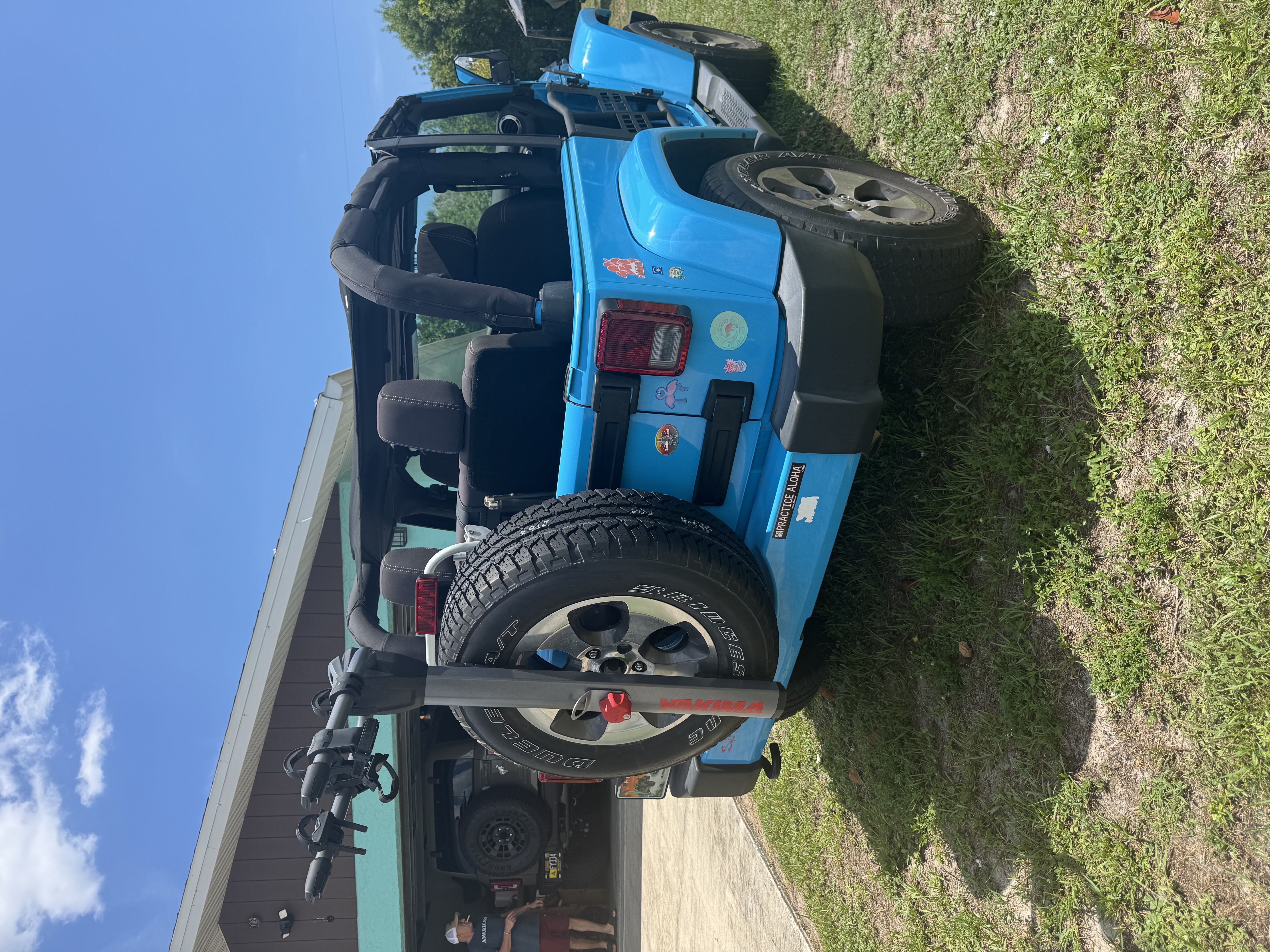 Used 2017 Jeep Wrangler Sahara w/ Connectivity Group AWD/4WD image 8