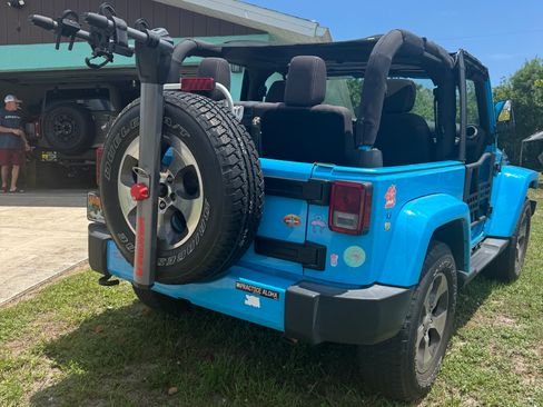 Used 2017 Jeep Wrangler Sahara w/ Connectivity Group AWD/4WD image 8