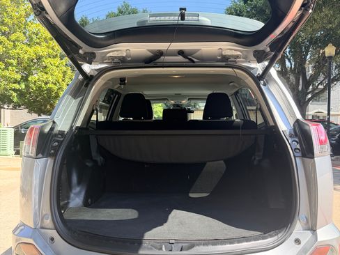 Used 2017 Toyota RAV4 XLE FWD image 5