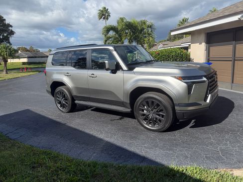 Used 2025 Lexus GX 550 image 1