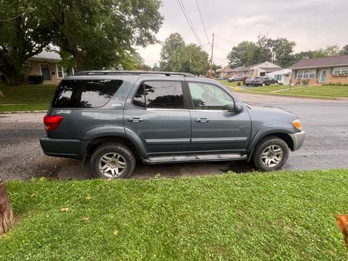 Used 2005 Toyota Sequoia SR5 AWD/4WD image 4