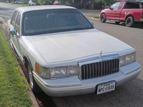 Used 1993 Lincoln Town Car Signature image 5