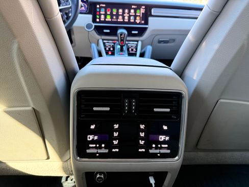 Used 2022 Porsche Cayenne Platinum Edition image 20