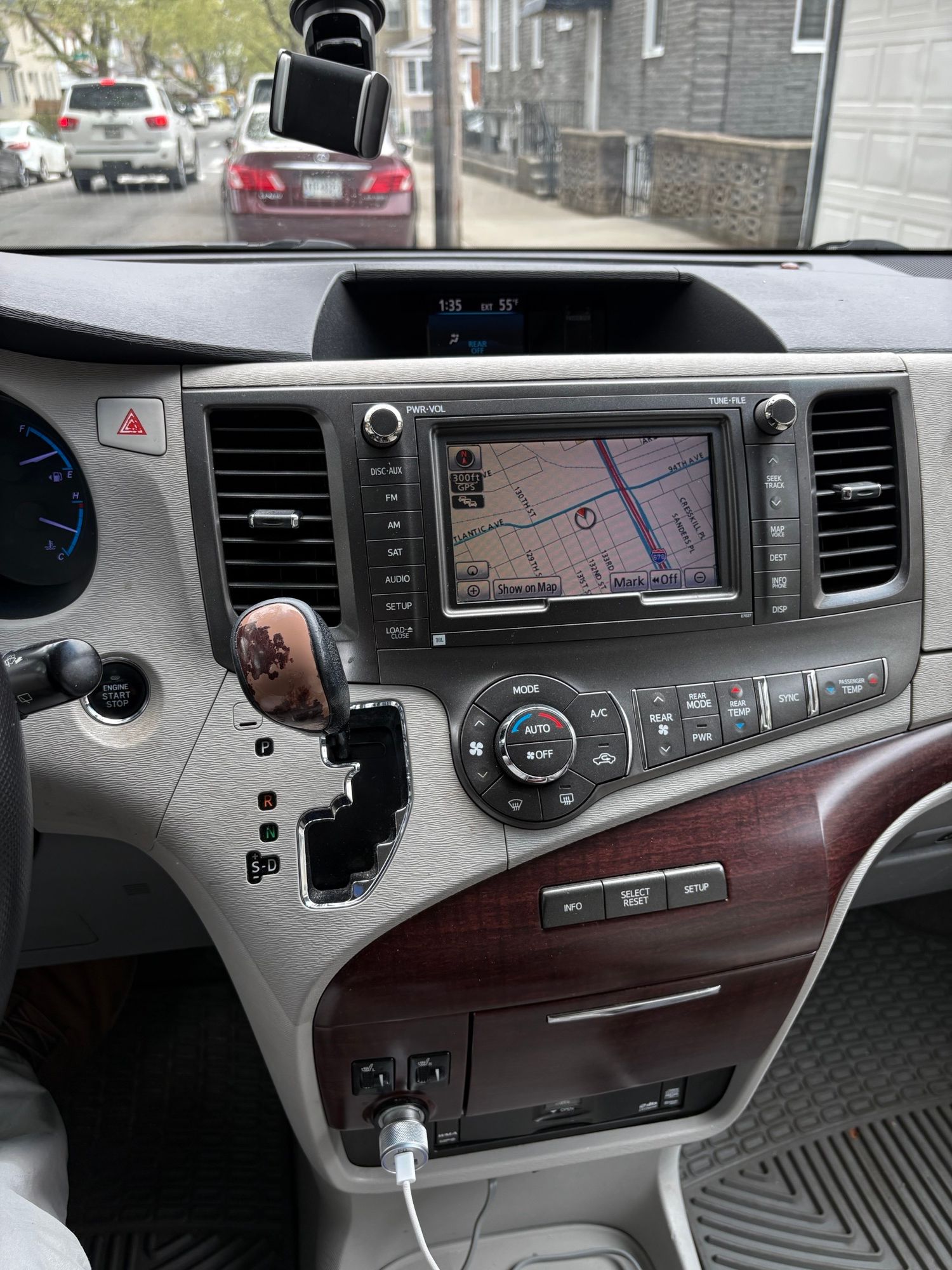 Used 2011 Toyota Sienna XLE w/ Premium Pkg FWD image 9